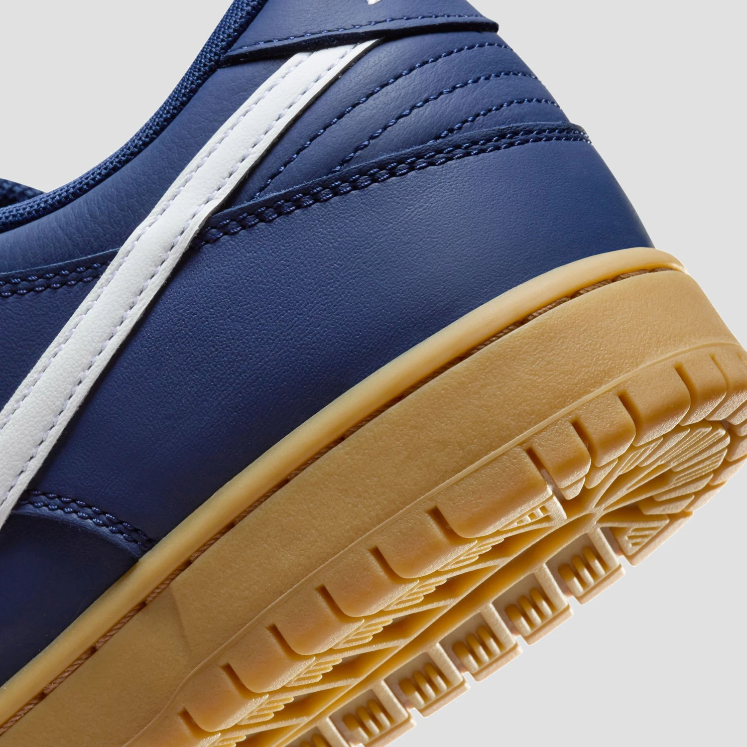 Nike SB Dunk Low Pro Skate Shoes Navy / White - Navy - Gum Light Brown 8 Nike SB Dunk Low Pro Skate Shoes Navy / White - Navy - Gum Light Brown - Image 8
