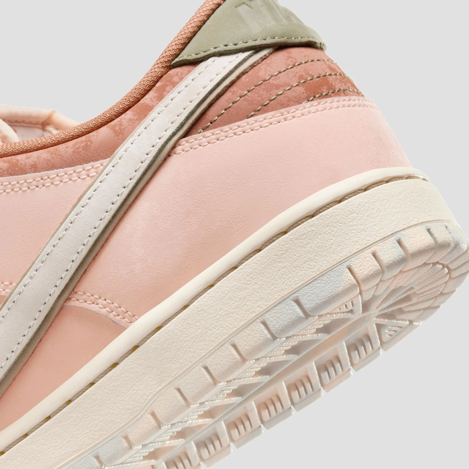 Nike SB Dunk Low Pro Premium Skate Shoes Amber Brown / Guava Ice - Crimson Tint - Hemp 8 Nike SB Dunk Low Pro Premium Skate Shoes Amber Brown / Guava Ice - Crimson Tint - Hemp - Image 8
